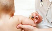 Aşı yapılırken emzirilen bebekler daha az ağlıyor