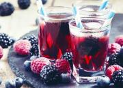 Kırmızı meyveli soğuk çay