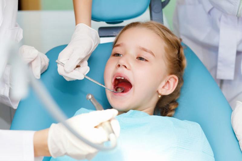 Çocukları Erken Yaşta Diş Hekimi İle Tanıştırmanın Faydaları Çocukları Erken Yaşta Diş Hekimi İle Tanıştırmanın Faydaları